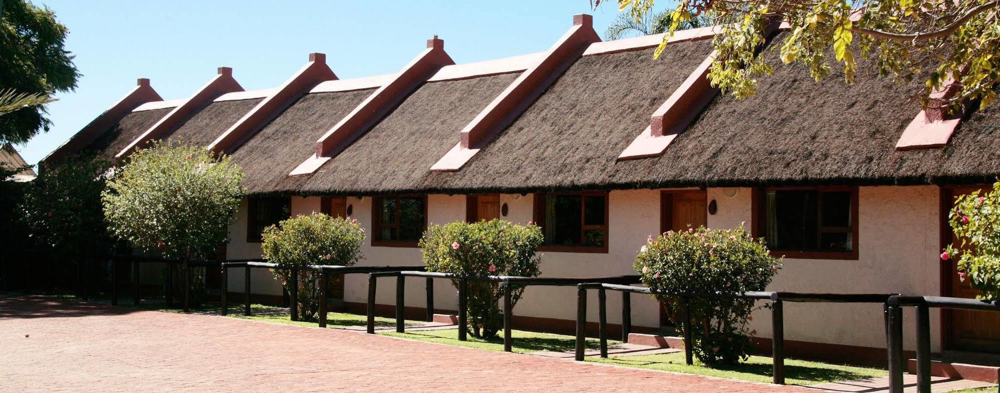 Cest Si Bon Hotel Otjiwarongo Extérieur photo
