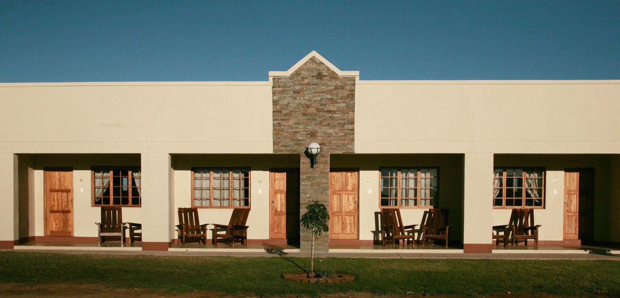 Cest Si Bon Hotel Otjiwarongo Extérieur photo